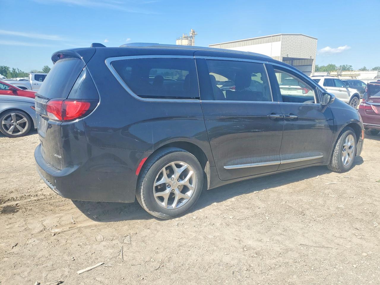 2017 Chrysler PACIFICA LIMITED Lot #52431776 — VINARCHIVE