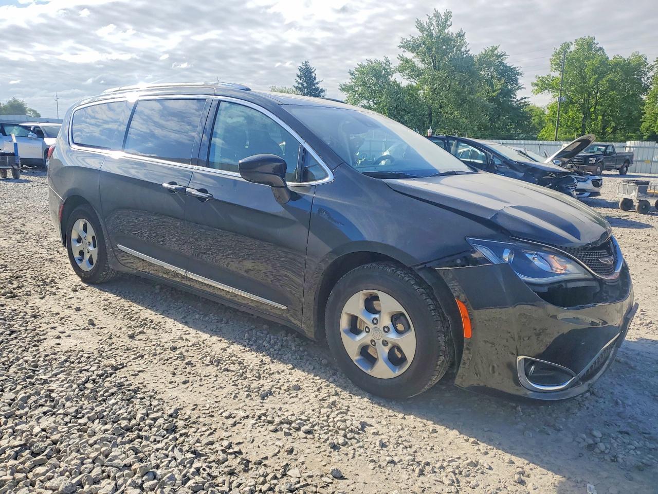 2017 Chrysler PACIFICA TOURING L PLUS Lot #53229626 — VINARCHIVE